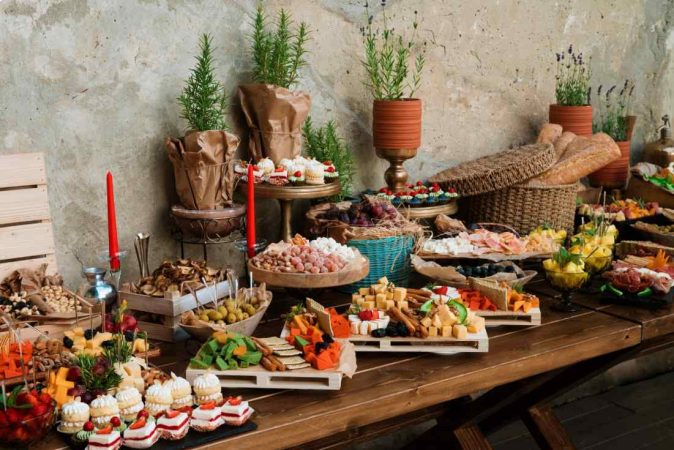 Buffet rustique garni de fromages et douceurs pour la durée et organisation vin d honneur mariage.